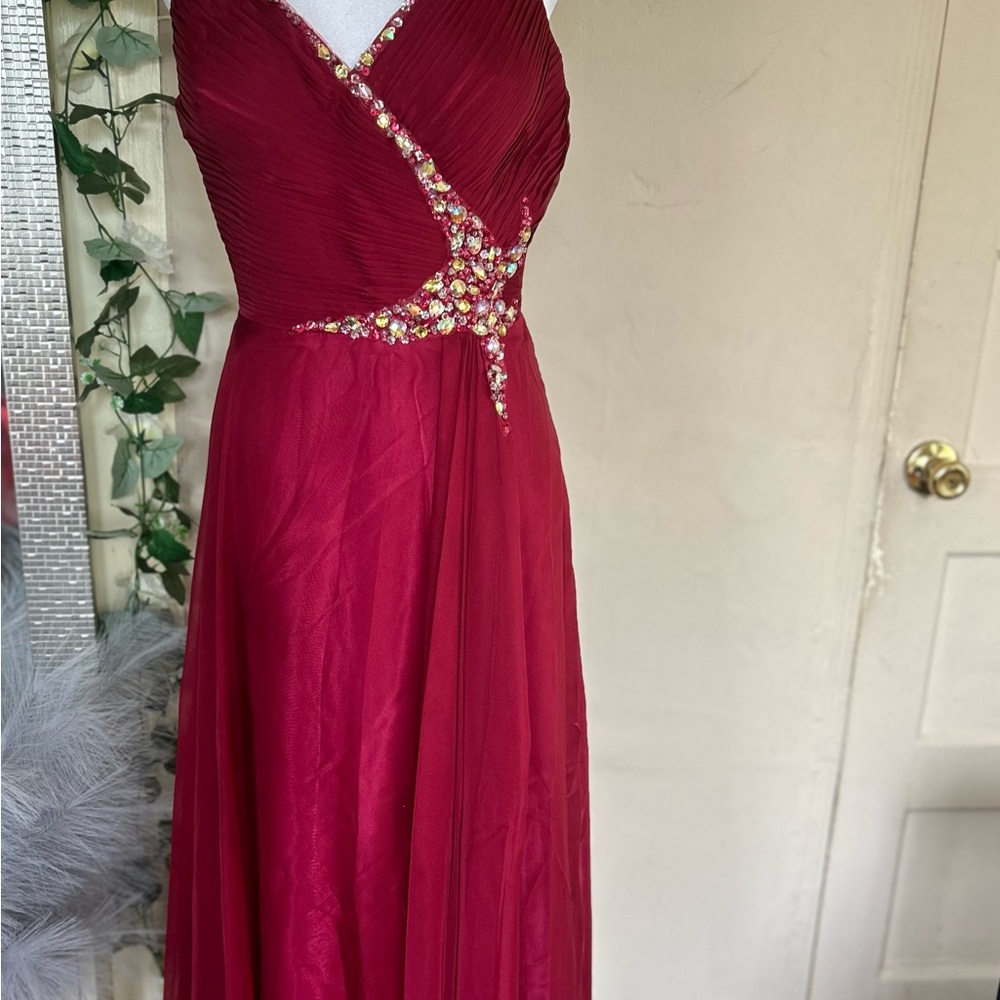 Elegant Red Sleeveless Dress - Picture 8 of 13